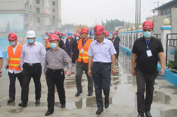 市住建局等各級相關(guān)領(lǐng)導(dǎo)蒞臨我集團水泉社區(qū)回遷樓項目六期一標(biāo)段視察指導(dǎo)工作