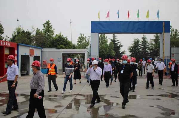 市住建局等各級相關(guān)領(lǐng)導(dǎo)蒞臨我集團水泉社區(qū)回遷樓項目六期一標(biāo)段視察指導(dǎo)工作